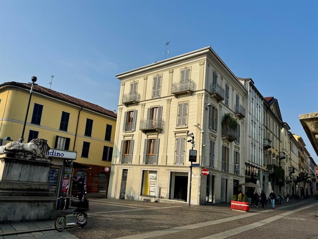 MONZA via Vittorio Emanuele II - AFFITTASI NEGOZIO
