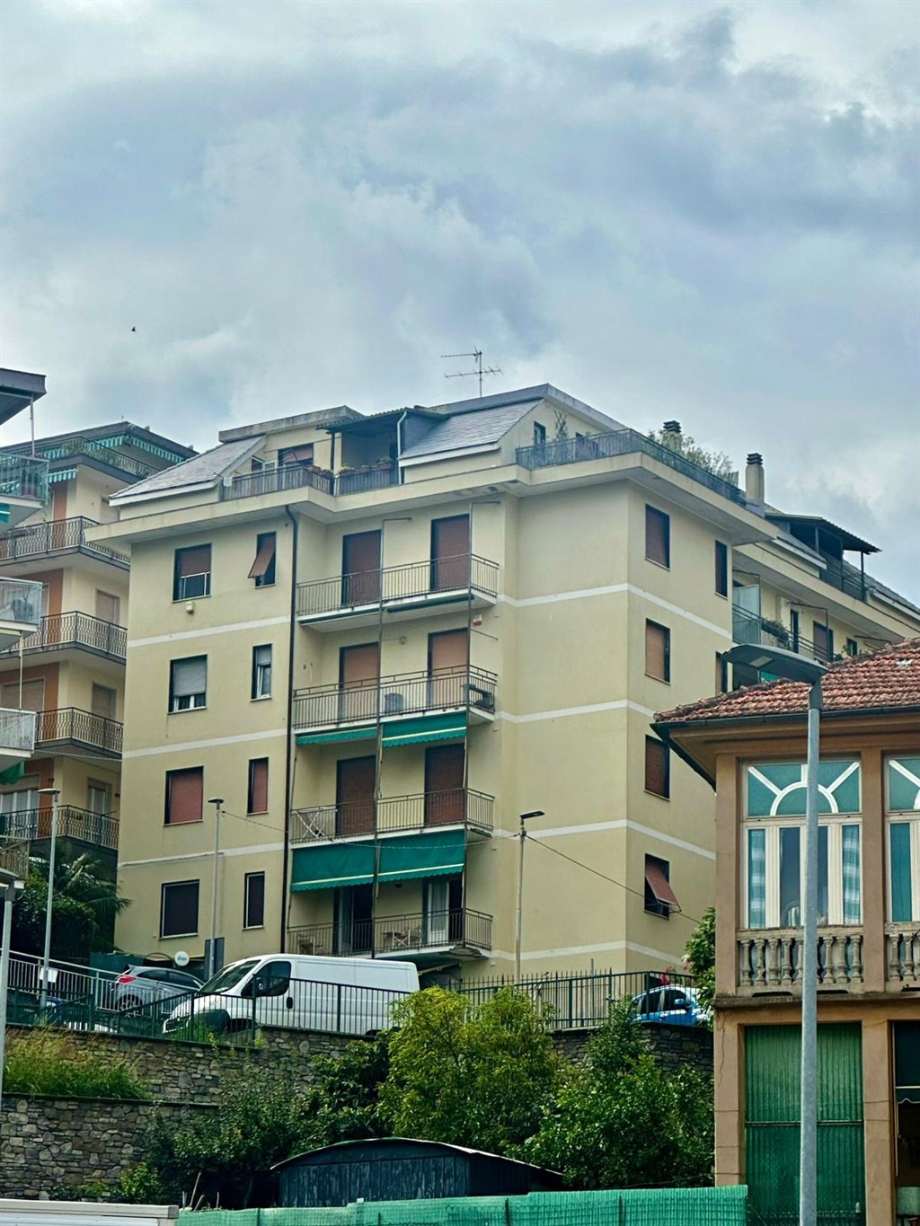 RAPALLO - ottimo trilocale in vendita con balconata panoramica e box