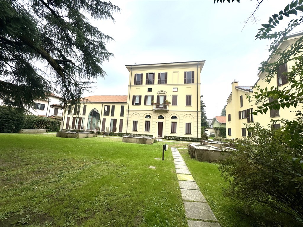 Monza zona ospedale San Gerardo - AFFITTASI ufficio con box