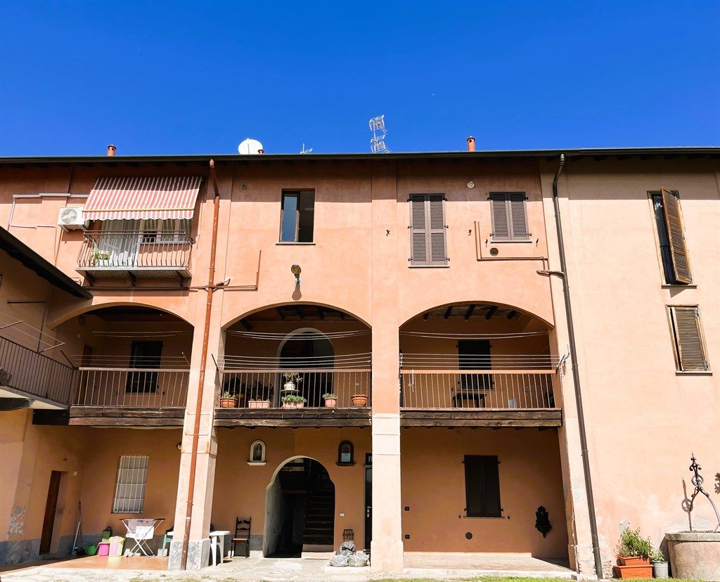 ORNAGO MONOLOCALE ARREDATO IN CONTESTO DI CORTE CON INGRESSO INDIPENDENTE
