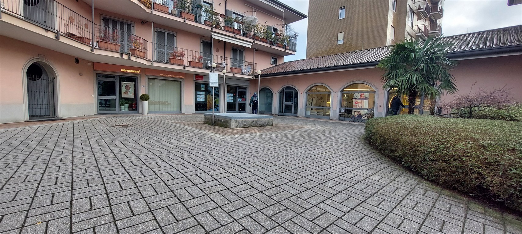 BESANA BRIANZA - negozio due luci in locazione