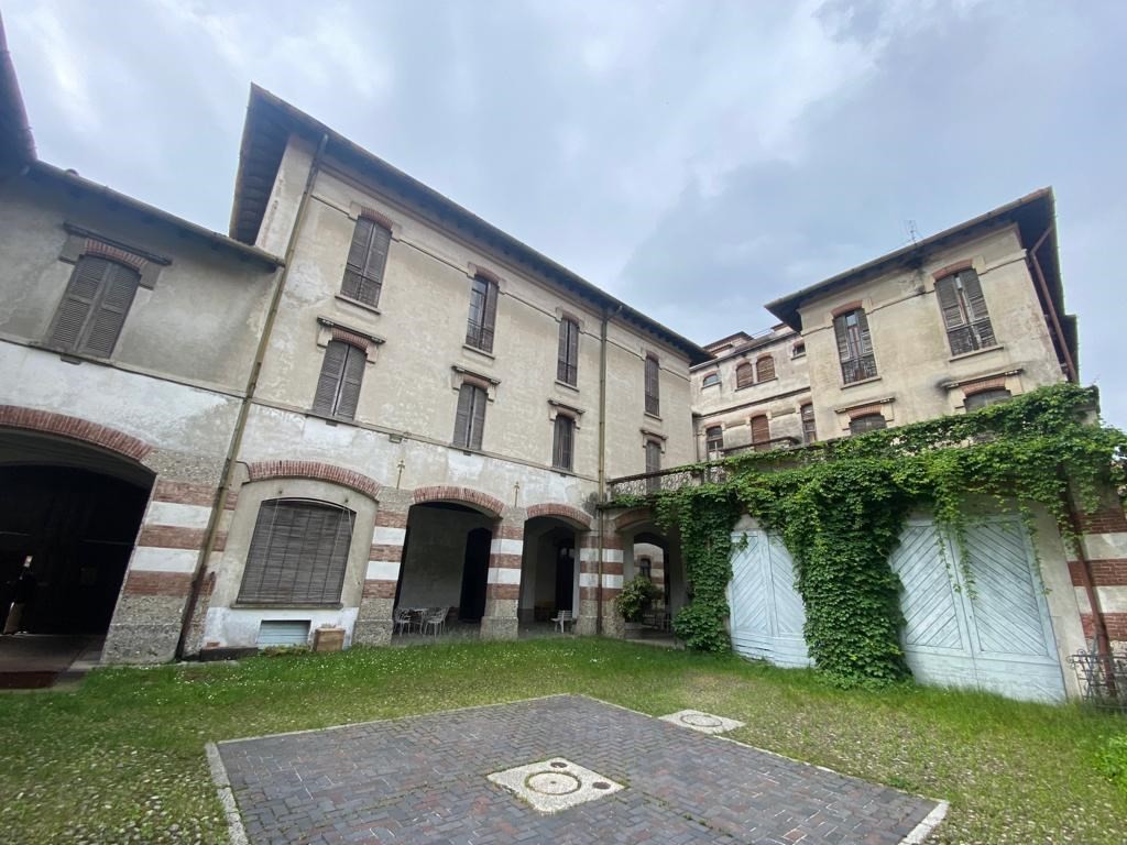 MONZA ADIACENZE  VENDESI LIBERO INTERO PALAZZO  -