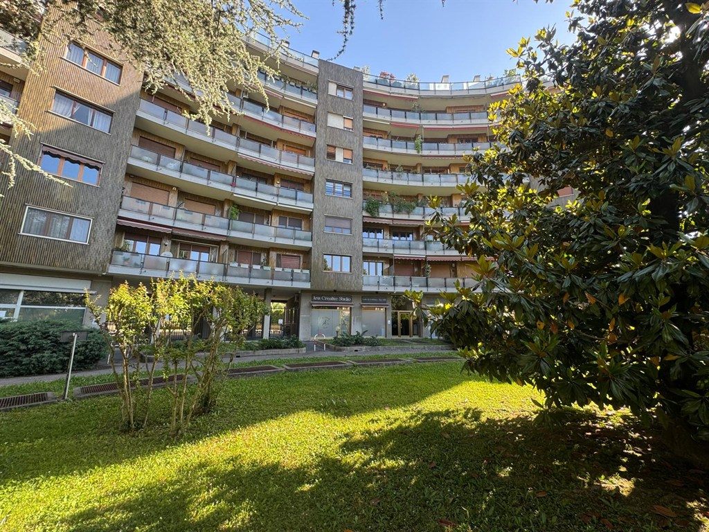 MONZA centro  - AFFITTASI appartamento arredato con box